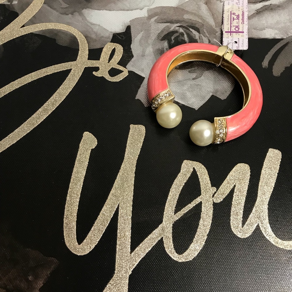 4/$24 Pearlized Statement Bracelet - Picture 2 of 3